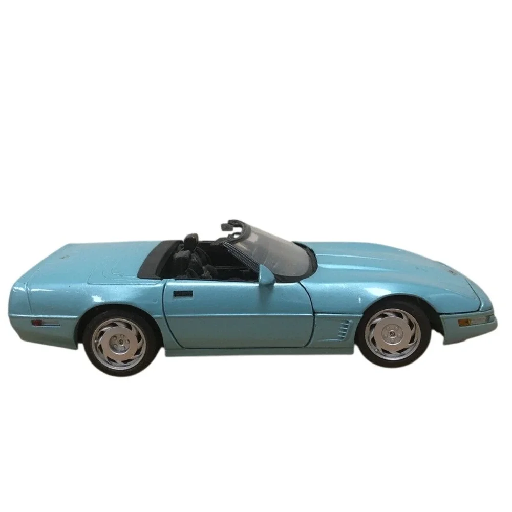 Maisto Chevrolet Corvette C4 Convertible 1/18 Scale Light Blue Diecast Model Car